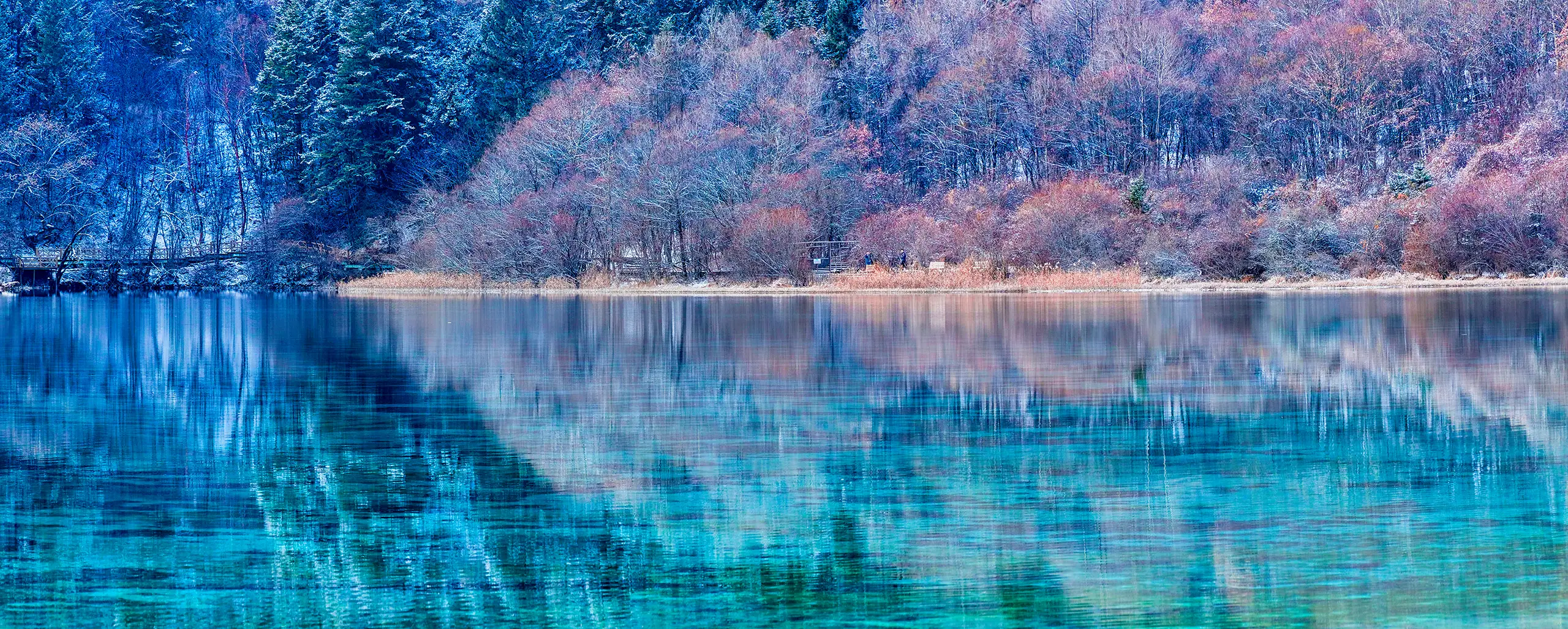 Jiuzhaigou mirror lake reflection